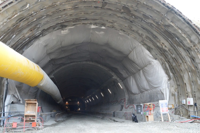 Premier i minister na placu budowy nowej zakopianki. Od teraz tunel jest drążony z dwóch stron