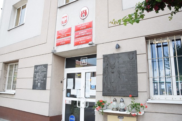 Wydział ksiąg wieczystych w Skale znajduje się w budynku Urzędu Miasta i Gminy. Co kilka lat są zakusy na jego likwidację