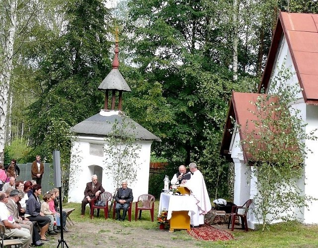 Mszę przy śródleśnych kapliczkach odprawił ojciec Honoriusz Kostek, proboszcz parafii w Wąchocku