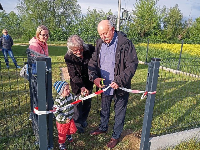 Prezent z okazji Dnia Dziecka zrobiła swoim najmłodszym mieszkańcom gmina Lipnik. W Międzygórzu otwarto nowiutki plac zabaw. Dzieci chętnie z niego korzystają tym bardziej, że ogrodzony plac jest wyposażony w nowoczesne i kolorowe sprzęty. Na pewno będzie oblegany wiosną i latem.W uroczystym otwarciu oprócz wójt gminy Lipnik uczestniczyli właśnie mali mieszkańcy Międzygórza z rodzicami. Zobaczcie relację z tego wydarzenia.