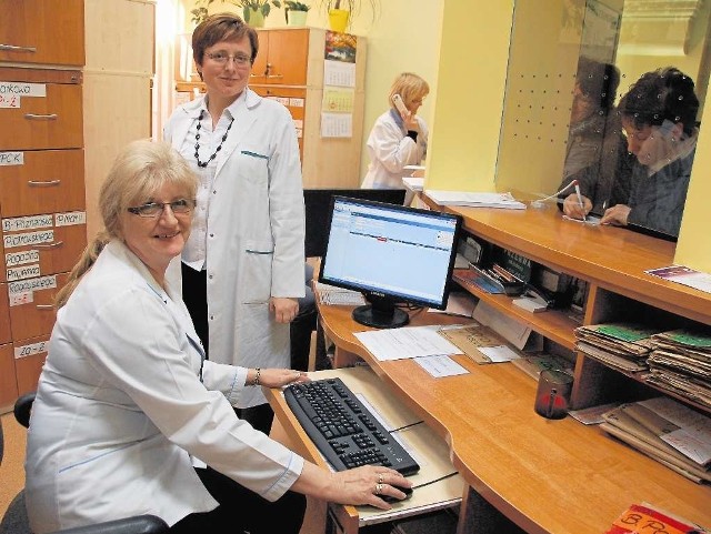 Elżbieta Dębosz (przy komputerze) i Jadwiga Sołtys z Miejskiej Przychodni nr 3 w Tarnowie 	przyznają, że często eWUŚ wyświetla "na czerwono" nawet tych pacjentów, którzy odprowadzają składki