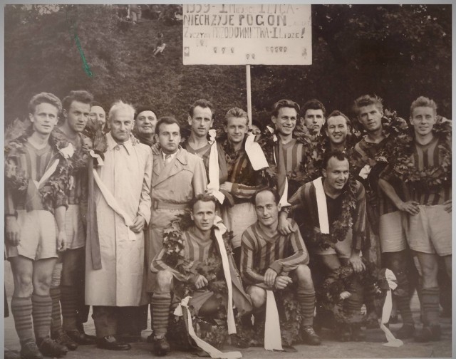 Historyczne zdjęcie Pogoni, która wywalczyła awans do I ligi w 1958 r.