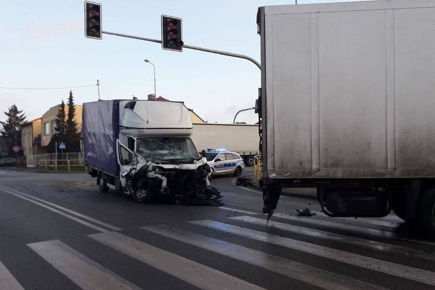 Wypadek w Lipnie. Osobowy peugeot uderzył w ciężarowego dafa