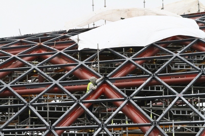 Płyty są osadzane na specjalnej stalowej konstrukcji,...