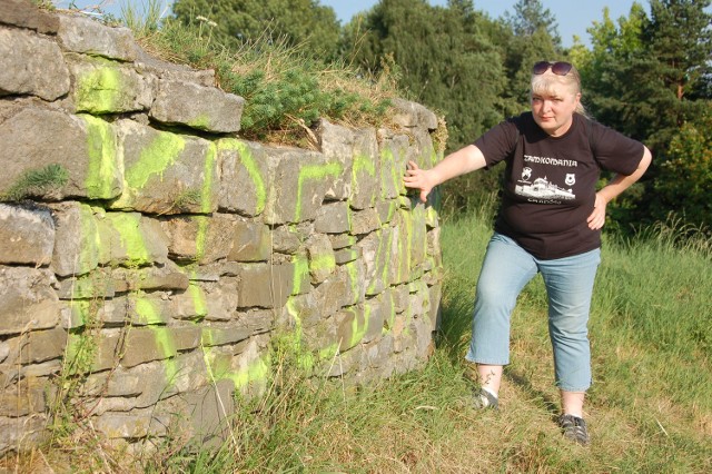 Jaskrawozieloną farbą pomalowano ścianę na samym szczycie zamkowego wzgórza, od strony Zawady. Na zdjęciu Ewa Kropiowska