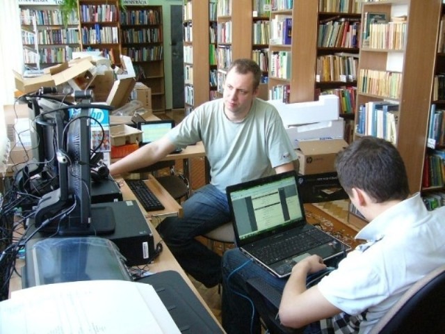 Montaż nowego sprzętu w bibliotece przy ul. Bartkowskiego w Nakle
