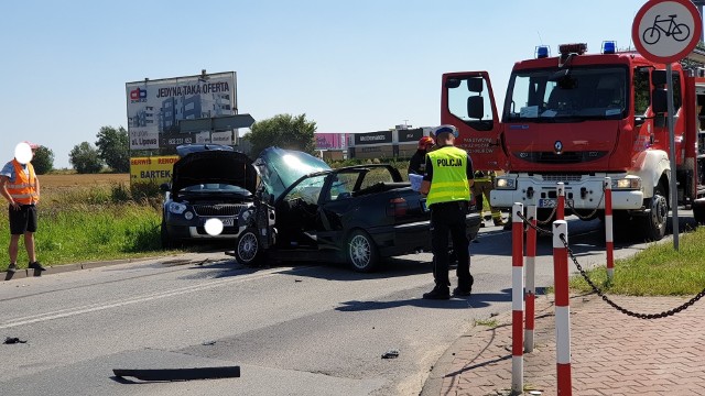 21 sierpnia 2020 groźnie wyglądająca kolizja na ulicy 1 Maja w Knurowie.Zobacz kolejne zdjęcia. Przesuwaj zdjęcia w prawo - naciśnij strzałkę lub przycisk NASTĘPNE