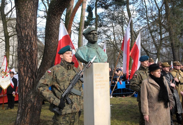 Policja przedstawiła studentowi UJ Franciszkowi Vetulaniemu zarzuty znieważenia pomników "Łupaszki" i "Lalka" w krakowskim parku im. Henryka Jordana.