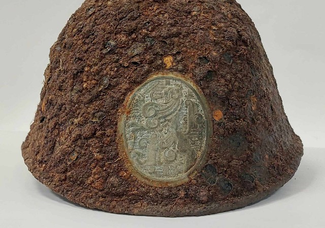 Nie wiadomo, jak hełm znalazł się w Kostrzynie. Muzealnicy z Muzeum Twierdzy Kostrzyn podkreślają, że jest to pierwszy taki przedmiot odnaleziony na terenie miasta, o którym im wiadomo.