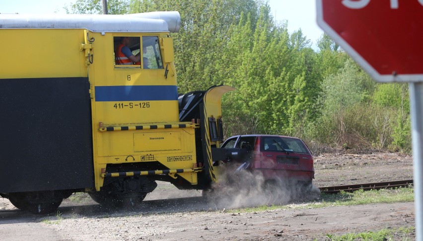 Pociąg zmiażdżył samochód na przejeździe kolejowym ZOBACZ WIDEO i ZDJĘCIA z SYMULACJI