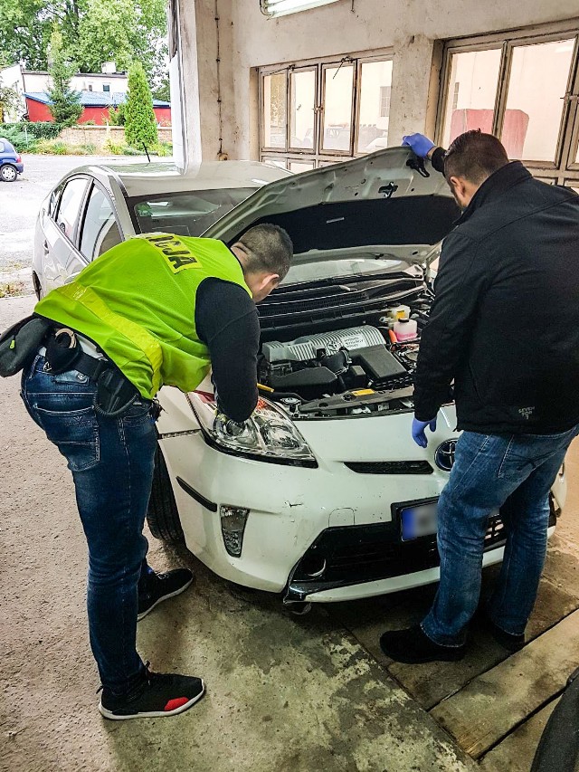 Policjanci z krośnieńskiej drogówki na terenie gminy Gubin, 4 października zauważyli pojazd, który jechał o 26 km/h więcej niż powinien. Funkcjonariusz widząc popełnione przez kierowcę wykroczenie drogowe, dał mu znak do zatrzymania się. Mężczyzna obawiając się konsekwencji jakie mogą go spotkać po skontrolowaniu go, zawrócił i zaczął uciekać. Policjanci natychmiast ruszyli w pościg za kierowcą toyoty prius. Z pomocą przyszli im dzielnicowi, którzy blokowali jedno ze skrzyżowań w Gubinie. W pewnym monecie kierujący toyotą nie zapanował nad kierownicą i wjechał na pobocze, ścinając znak. Brak możliwości dalszej jazdy nie zniechęciła go jednak, gdyż po porzuceniu auta postanowił uciekać pieszo. Jak się okazało 21-latek nie posiadał uprawnień do kierowania, a samochód którym jechał został skradziony na terenie Niemiec. Wartość skradzionego auta to blisko 134 tys. złotych. Ponadto w wyniku przeszukania pojazdu, znaleziono w nim kilka tabletek substancji psychotropowych. Mężczyzna został zatrzymany do wyjaśnienia. Prokurator nadzorujący sprawę po zapoznaniu się z aktami, wystąpił do sądu z wnioskiem o tymczasowe aresztowanie mężczyzny. Decyzją sądu, spędzi on kolejne miesiąca w areszcie.W świetle obowiązujących przepisów:- za niezatrzymanie się do kontroli drogowej (art. 178b kodeksu karnego), grozi kara pozbawienia wolności od 3 miesięcy do 5 lat;- za kradzież z włamaniem (art. 279 §1 kodeksu karnego) grozi kara pozbawienia wolności od roku do lat 10;- za posiadanie narkotyków (art. 62 ust. 1 Ustawy o przeciwdziałaniu narkomanii) grozi kara pozbawiania wolności do lat 3. Przeczytaj też:   Pościg za kierowcą nissana. Próbował taranować radiowóz [ZDJĘCIA]Zobacz też: Pościg za kierowcą nissana. Próbował taranować radiowóz