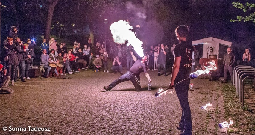 Noc Muzeów 2021 w Stargardzie. Gorąca atmosfera i wielu odwiedzających Muzeum na Rynku Staromiejskim i w Bastei. ZDJĘCIA, WIDEO