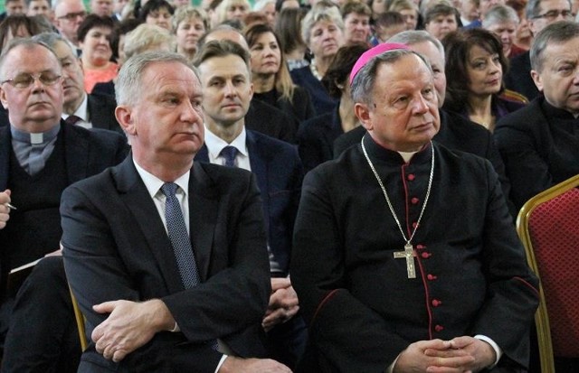 Marian Niemirski, starosta przysuski, był gospodarzem spotkania w Przysusze. Obok  ks. biskup Henryk Tomasik.