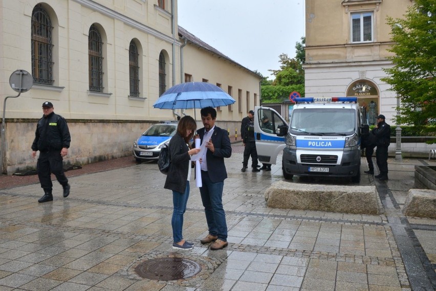 Kontrmanifestacje do Marszu Równości w Kielcach. Najwięcej osób przed kielecką Katedrą (ZDJĘCIA)