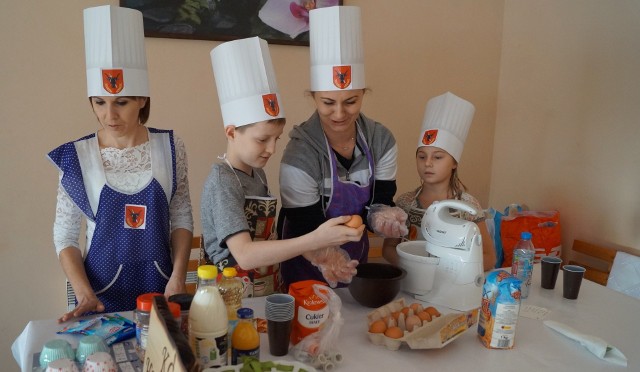 Ciasteczko dla Babci i Dziadka - tak podczas rewii kulinarnej w  Plechowie pracowała doborowa ekipa z Hołdowca.