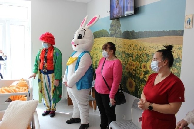 Wizyta klauna i zajączka wielkanocnego w szpitalach w Chojnicach i w Kościerzynie wywołała uśmiech na twarzach pacjentów.