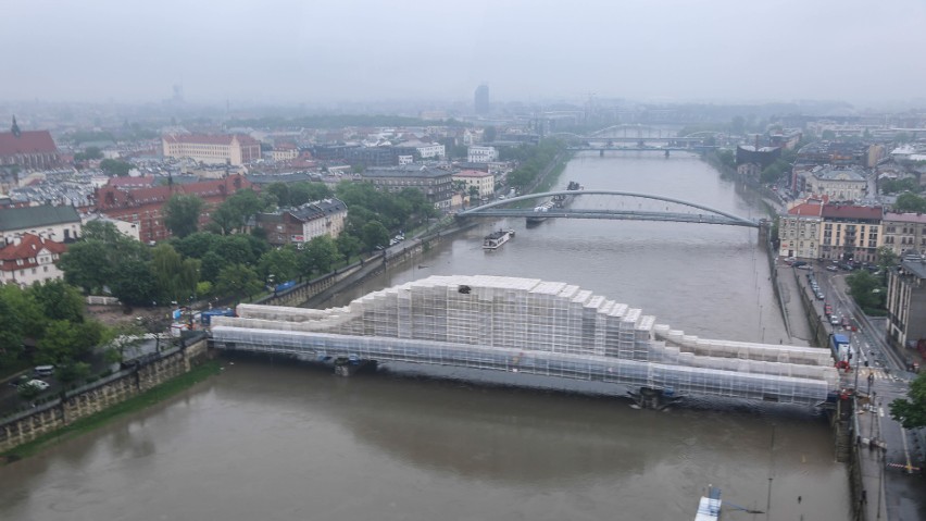 Powódź w Małopolsce. Policyjny Black Hawk monitoruje sytuację powodziową