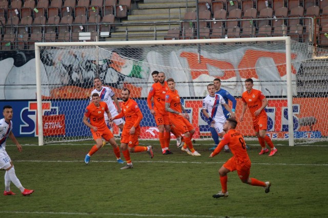 21.02.2021 lubin mecz ekstraklasa pilka nozna zaglebie lubin - rakow czestochowa zawodnicy z lubina w pomaranczowych strojach nz filip starzynskigazeta wroclawskapiotr krzyzanowski/polska press grupa