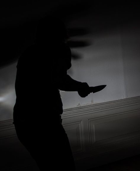 Mężczyzna, który nożem zaatakował kobietę w Tucholi usłyszał zarzut zabójstwa.