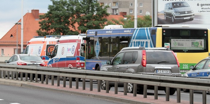 Zderzenie busa i autobusu MZK w Zielonej Górze na ul....