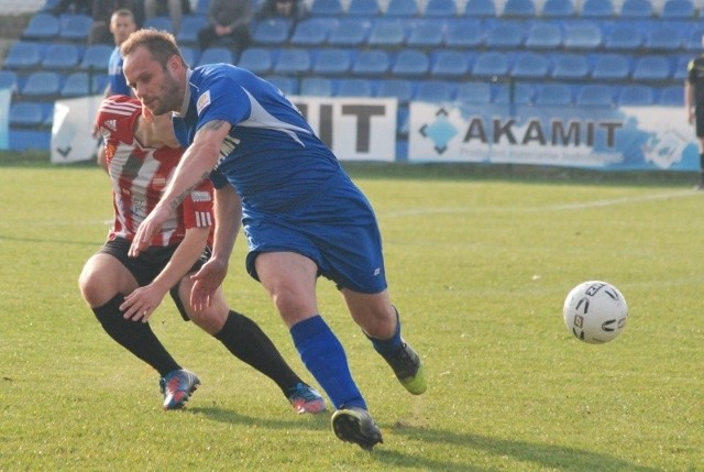 Dariusz Anduła strzelił gola dla Łysicy Akamit Bodzentyn w środkowym spotkaniu z Beskidem Andrychów.