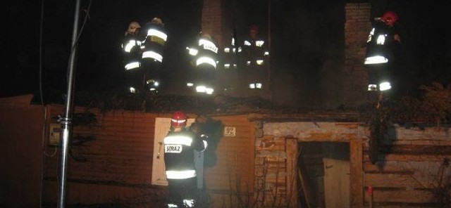 Skarżyscy strażacy mieli kłopoty z ugaszeniem płonącego drewnianego domu przy ulicy Młodzawy.
