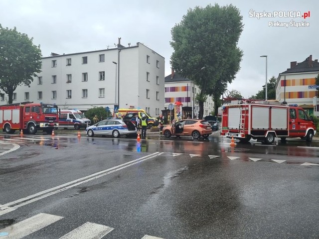 Wypadek w pobliżu dworca autobusowego w Piekarach Śląskich. Dwie osoby trafiły do szpitala