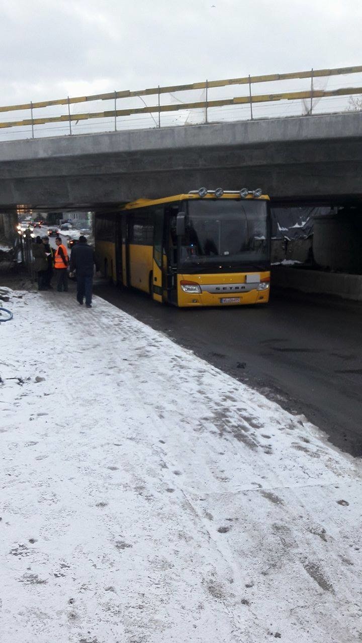 Kilka dni temu pod nowym wiaduktem utknął autobus