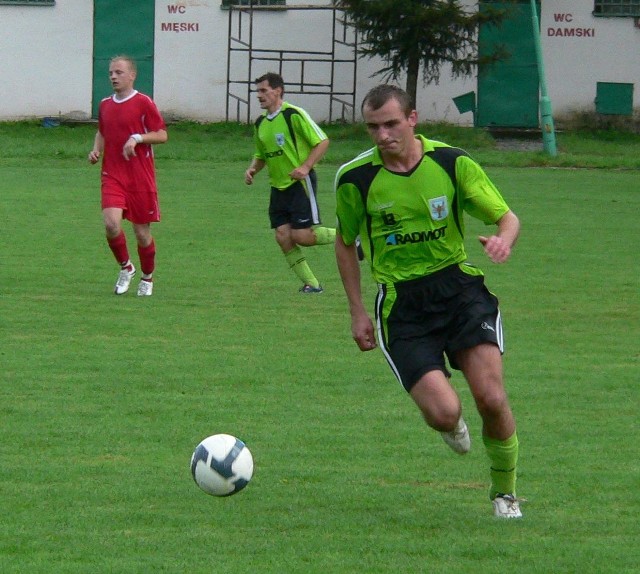 Tomasz Janiszewski (przy piłce) zdobył dla LKS Jedlińsk, w meczu przeciwko Mogielance Mogielnica pięć bramek. Na zdjęciu sytuacja, po której padła druga bramka.