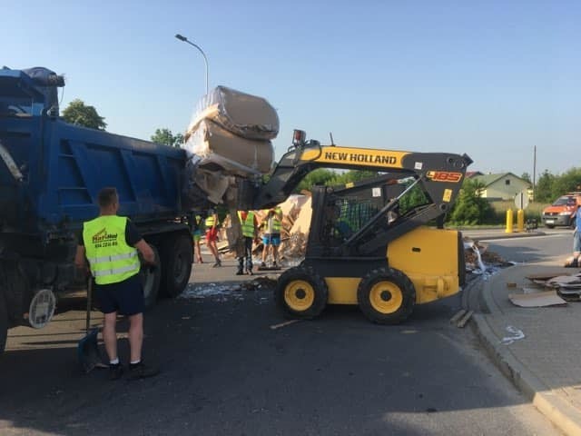 Przewrócona ciężarówka zablokowała pas ruchu. Do jej...