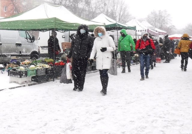 Mimo padającego śniegu na targowisku Korej w sobotni ranek panował spory ruch. Kupujących  przyciągają przede wszystkim dużo niższe ceny od sklepowych i  większy wybór produktów. Dla wielu Radomian  sobotnie  zakupy na bazarze stały się tradycją.>