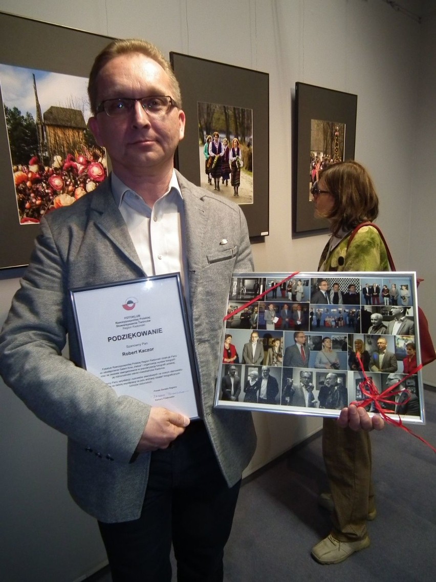 Robert Kaczor został uhonorowany przez Fotoklub  dyplomem i...