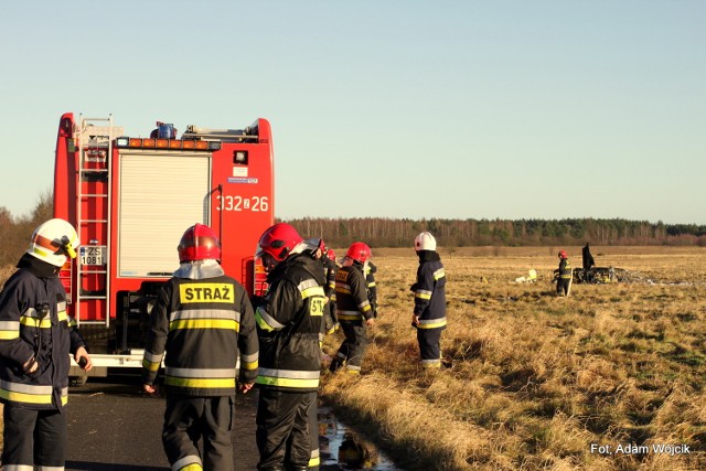 Do zdarzenia doszło na lotnisku w Zegrzu Pomorskim. Podczas lotu maszyna runęła na ziemię i stanęła w płomieniach. Pilot był uwięziony w środku, lecz udało się go wydostać i został przewieziony do szpitala. Według wstępnych informacji, jego życiu nic nie zagraża.Zdaniem świadków zdarzenia, w trakcie lotu z samolotu odpadła część maszyny. Wkrótce samolot spadł na ziemię. 