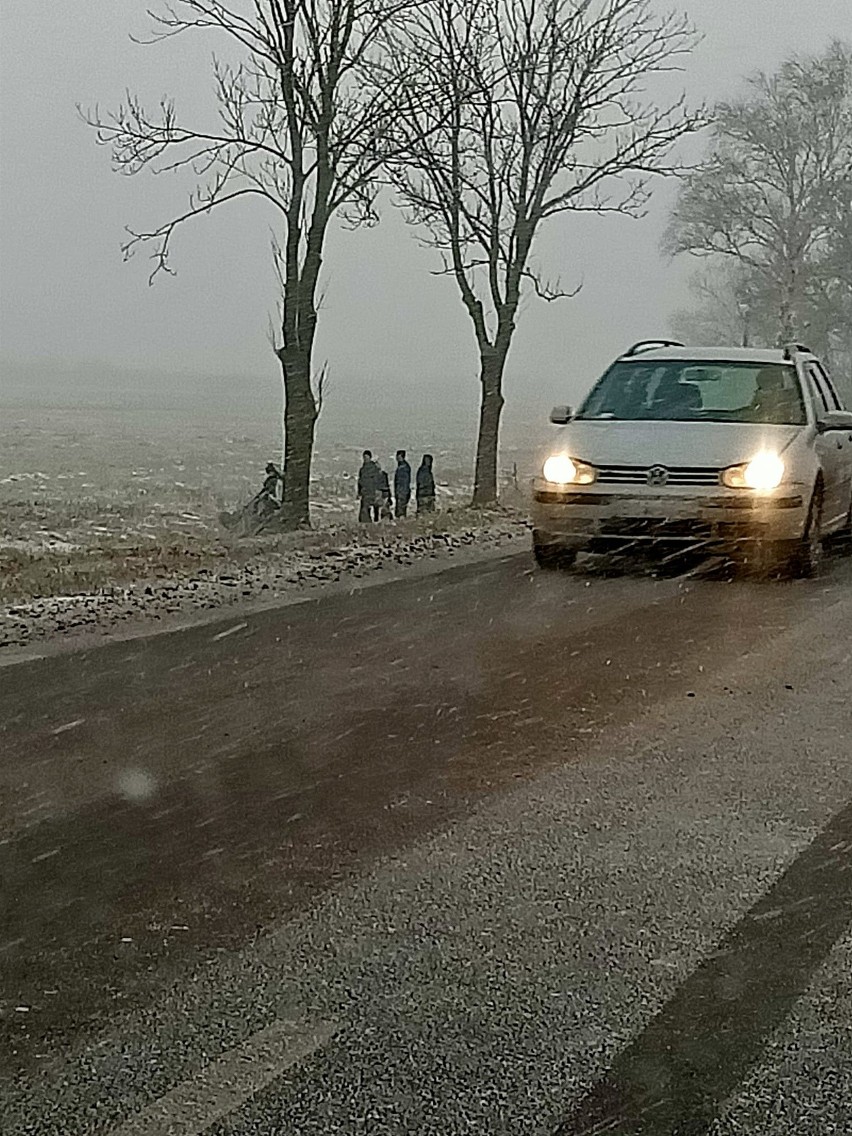 Śnieg w Białymstoku i województwie podlaskim. Zima dotarła do regionu i zaskoczyła kierowców. Dochodzi do groźnych wypadków [ZDJĘCIA]