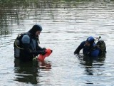 Toruń. Trwają poszukiwania 43-latka, który wskoczył do wody, by ratować kobietę