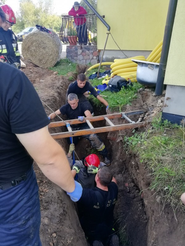 Groźny wypadek na budowie. Strażacy odkopali mężczyznę (zdjęcia)