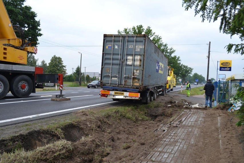 Wypadek w Osielsku. Tir wpadł do rowu [zdjęcia]