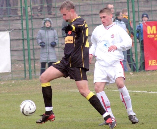 W kwietniu 2004 roku Wojciech M. i jego koledzy z Kolportera Korony wygrali w Krakowie z rezerwami Wisły 1:0. Bramka padła z rzutu karnego, za którego wstydził się później trener Dariusz W.
