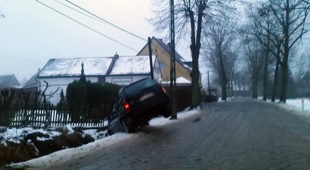 Auto wpadło do rowu w Bogaczowie