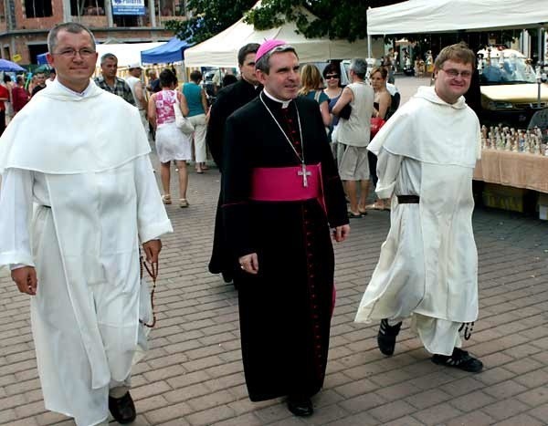 Pięknie tutaj, bardzo pięknie - komentował biskup Krzysztof Nitkiewicz, spacerując między straganami. Z lewej strony przeor tarnobrzeskiego klasztoru, ojciec Paweł Barszczewski, z prawej przełożony sandomierskiego konwentu, ojciec Wojciech Krok.