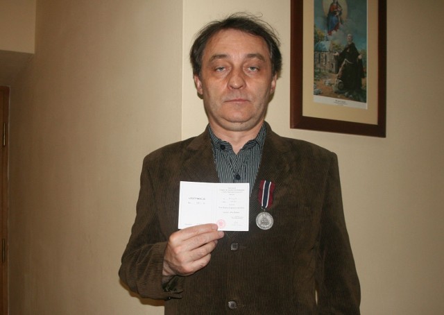 Robert Grudzień z medalem "Pro Patria".