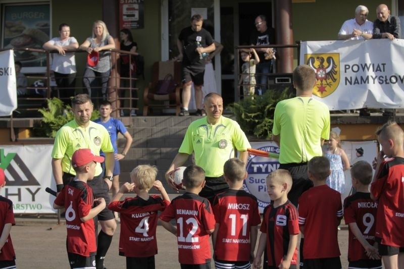 Trzy bramki, dwie czerwone kartki, trzeszczące kości i...