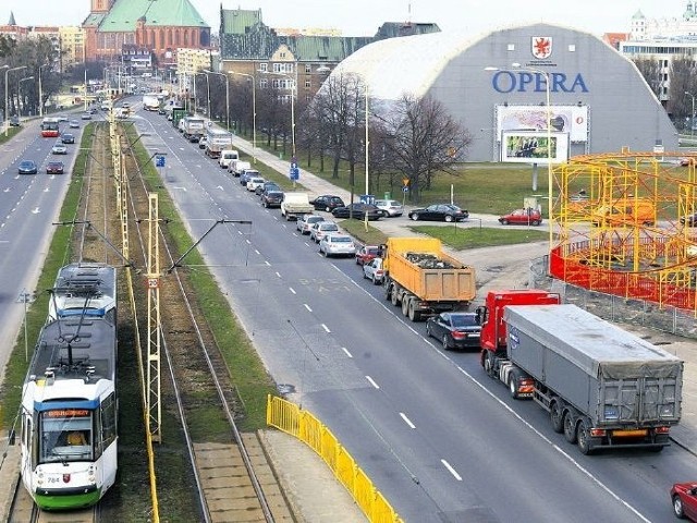 Melomani w Szczecinie nie maja łatwego życia. Piękna muzyka, a w tle trąbienie kierowców, karetka na sygnale, łomoczący gruz na przyczepie ciężarówki okraszony hukiem przejeżdżającego tramwaju.