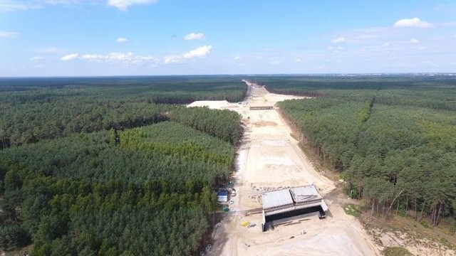 Trwa budowa obwodnicy Bydgoszczy w ciągu drogi ekspresowej S5. Dla kolejnej części inwestycji powstała interaktywana wizualizacja. Dzięki niej łatwo sprawdzić jak będą wyglądały węzły łączące drogę szybkiego ruchu z rozbudowywaną ulicą Grunwaldzką oraz przebudowywaną ulicą Łochowską. Niestety będziemy musieli dłużej poczekać, zanim pojedziemy trasą, bo wykonawcy mają spore opóźnienia!➤ Kiedy pojedziemy S5? ➤ Jak będą wyglądały węzły łączące Bydgoszcz z trasą➤ Gdzie powstaną nowe ronda? Zobacz na następnych stronach.(źródło: UM Bydgoszczy, GDDKiA)