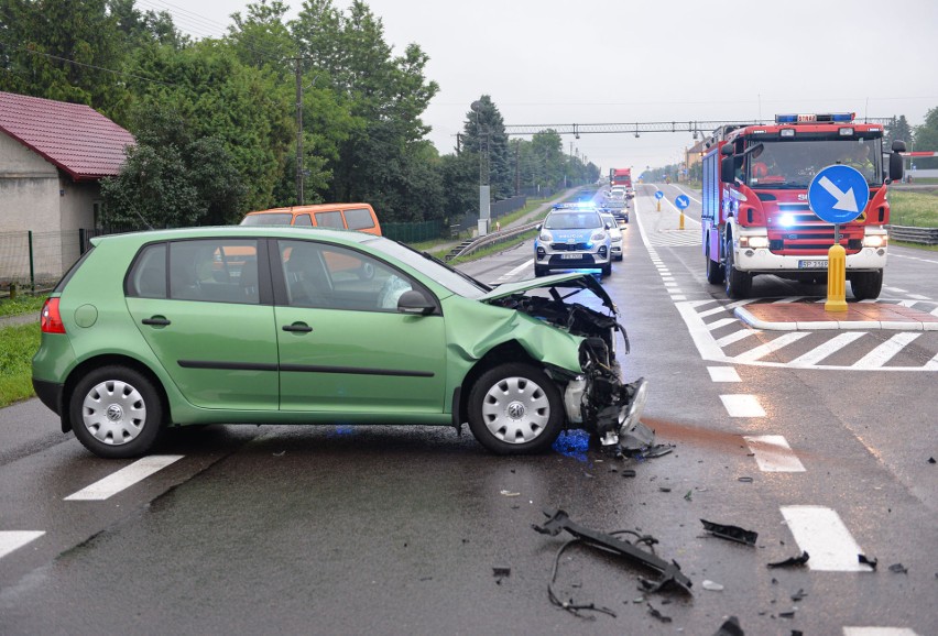 Wypadek w Orłach. W zderzeniu volkswagena z hondą poszkodowane zostały dwie funkcjonariuszki Straży Granicznej [ZDJĘCIA]