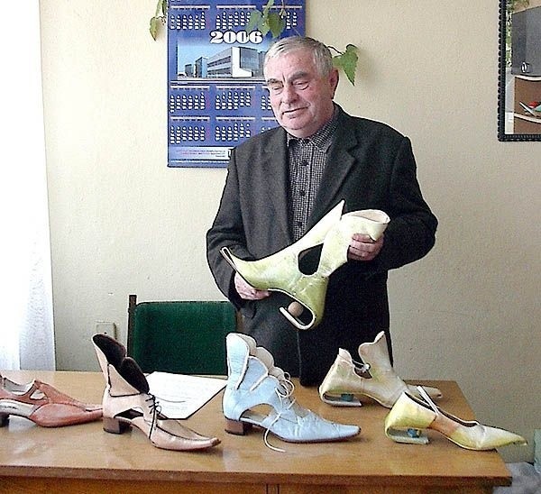 Nagrodzone w Moskwie obuwie prezentuje profesor Zbigniew Karbarz. Pod jego kierunkiem nagrodzone studentki wykonały swoje kolekcje.