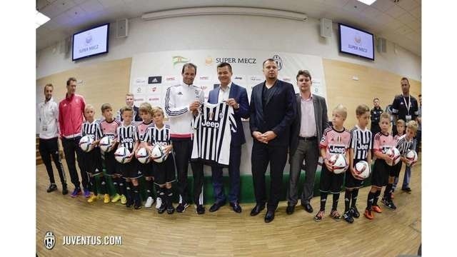 Wspólne zdjęcie Juventusu Academy ze szkoleniowcem finalisty ostatniej edycji Ligi Mistrzów Massimiliano Allegrim 