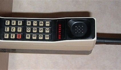 Motorola DynaTac to pierwszy telefon przenośny w systemie...
