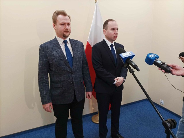 Konferencja podlaskiego posła PiS Adama Andruszkiewicza (z prawej) i jego asystenta Marcina Zabłudowskiego, który będzie kandydował do podlaskiego sejmiku.