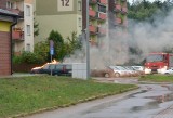 Pożar samochodu na ul. Gajowej w Mońkach. Volvo płonęło między blokami [ZDJĘCIA, WIDEO]